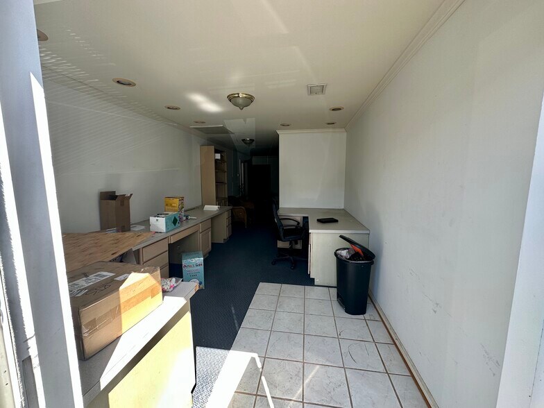 More Photos Of 7501-7537 Gary Rd, Manassas Warehouse For Lease