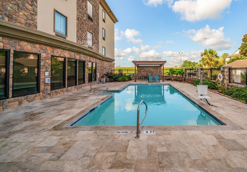 More Photos Of 2440 Gulf Fwy, Texas City Hotel For Sale