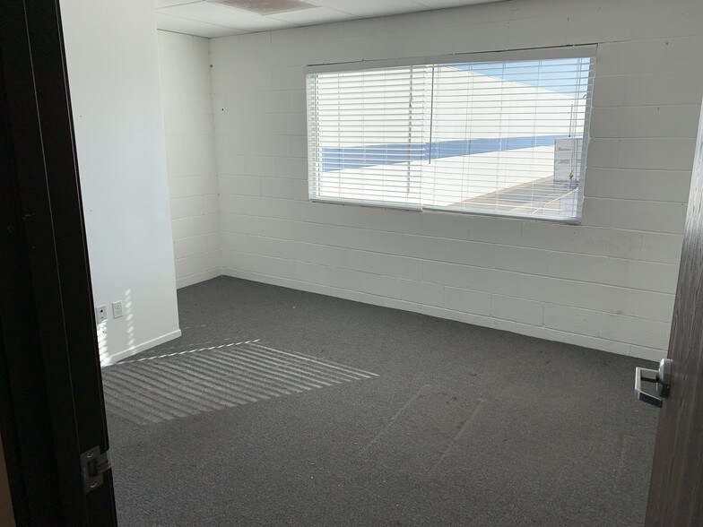 More Photos Of 9641 Owensmouth Ave, Chatsworth Warehouse For Lease