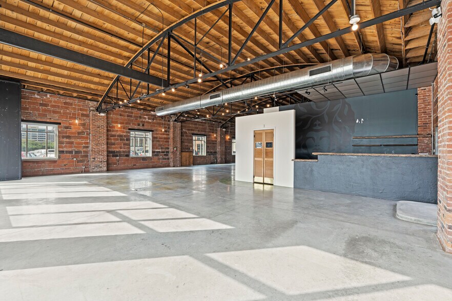 More Photos Of 1814 Oak St, Kansas City General Retail For Lease