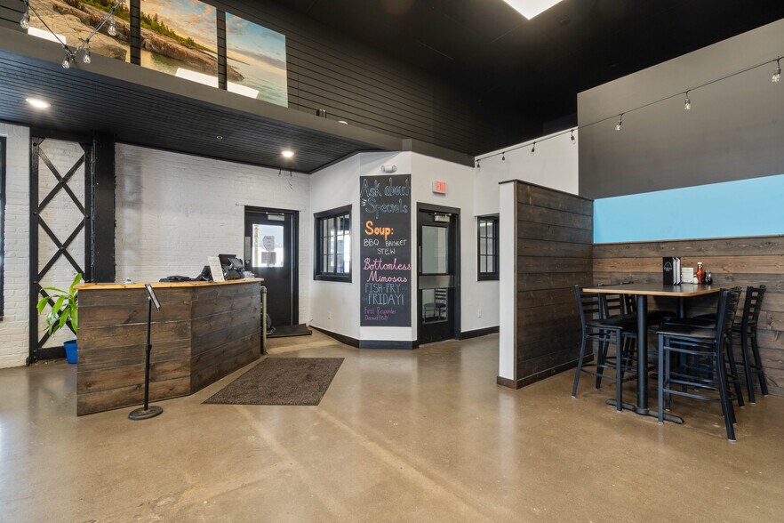 More Photos Of 329-355 S Lake Ave, Duluth General Retail For Lease