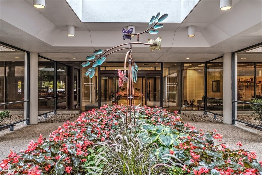 More Photos Of Northfield Plz, Northfield Office For Lease