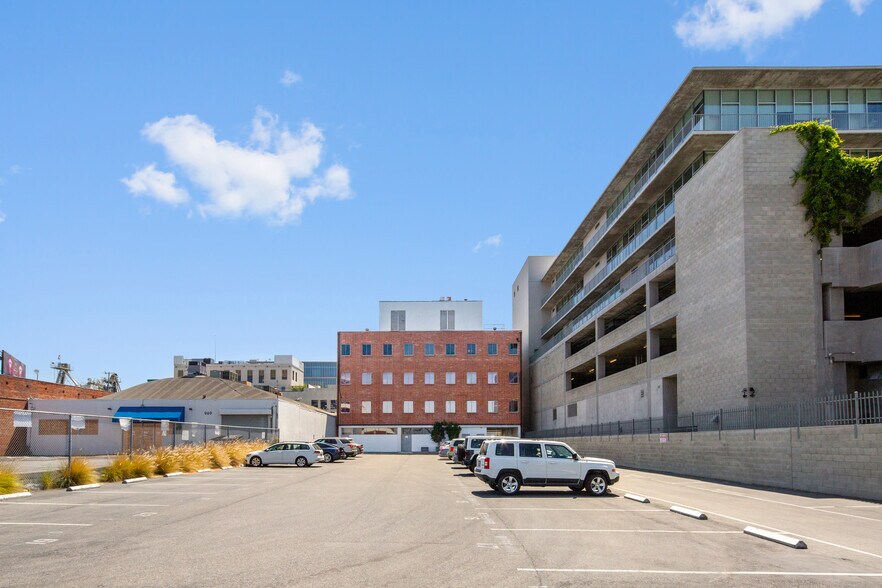 More Photos Of 933 N La Brea Ave, Los Angeles Loft Creative Space For Lease