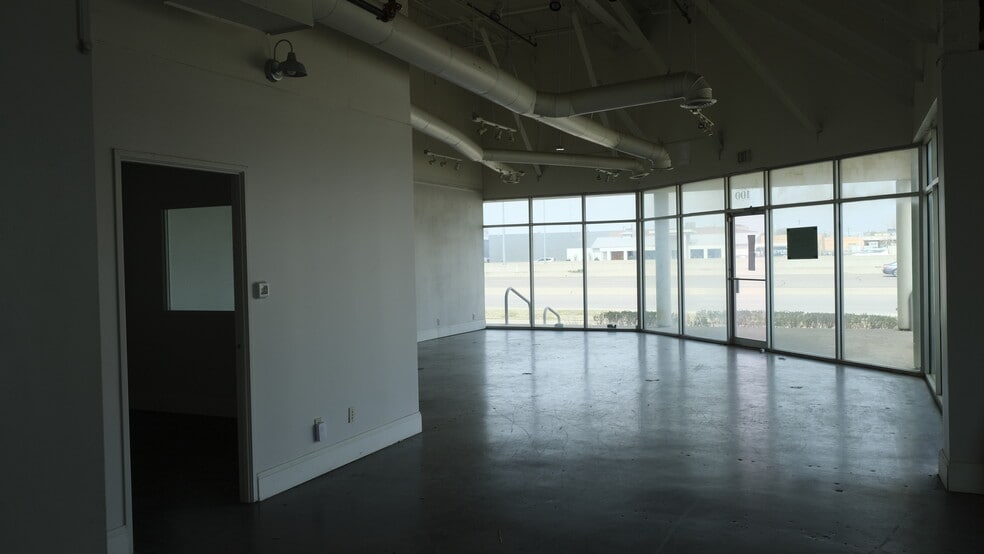 More Photos Of 9011 John Carpenter Fwy, Dallas Light Manufacturing For Lease