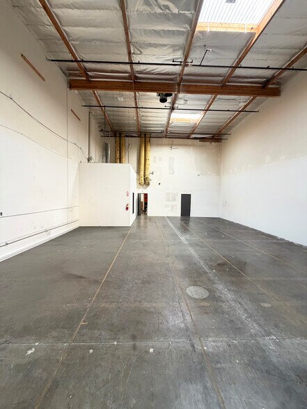 More Photos Of 9445-9457 De Soto Ave, Chatsworth Light Distribution For Lease