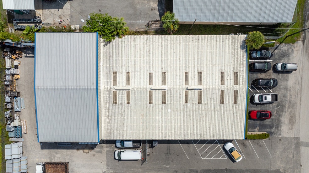 More Photos Of 809 Swift St, Daytona Beach Warehouse For Lease