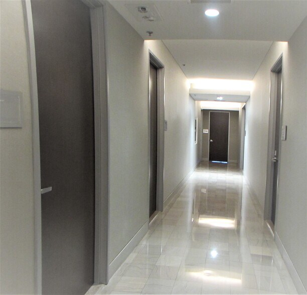 More Photos Of 14 NE 1st Ave, Miami Office For Sale