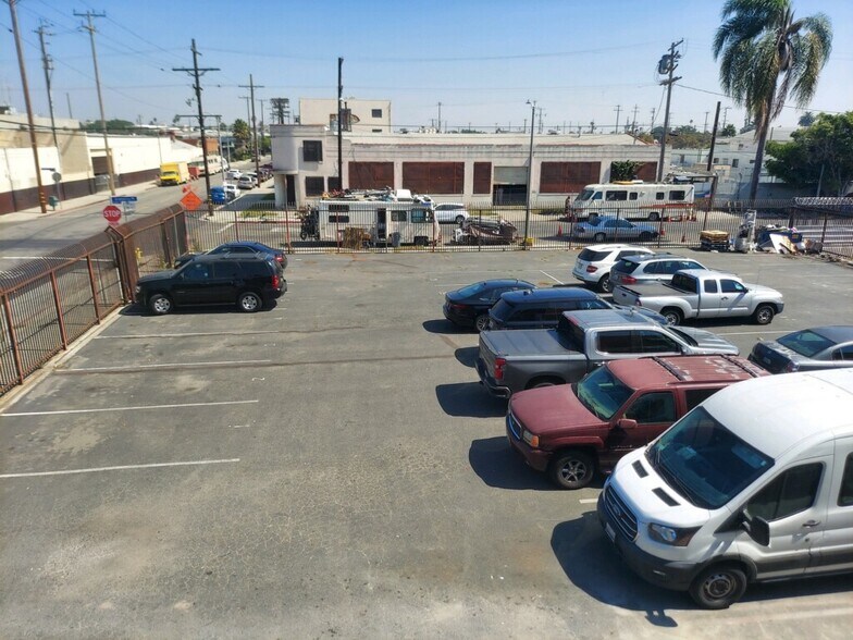 More Photos Of 2000-2010 W 62nd St, Los Angeles Warehouse For Sale