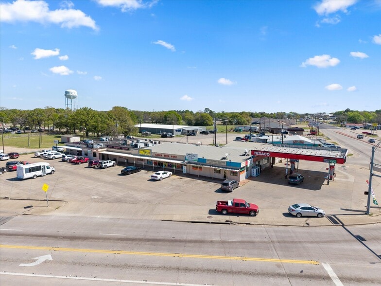 More Photos Of 101 N Seven Points Dr, Kemp Service Station For Sale