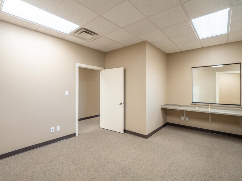 More Photos Of 721 S George Nigh Expy, Mcalester Office For Sale