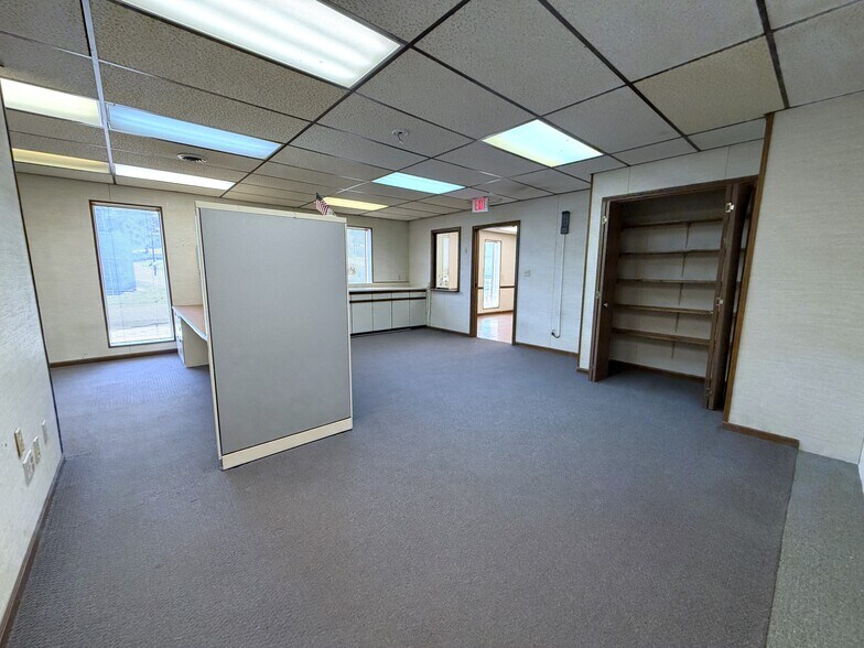 More Photos Of 305 N Mason St, Carrollton Office For Sale