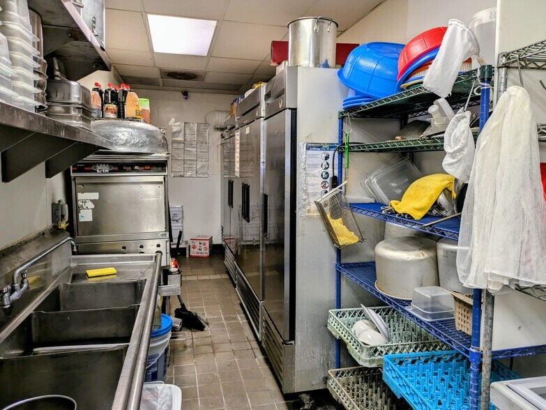 More Photos Of 23331-23391 Mulholland Dr, Woodland Hills General Retail For Lease