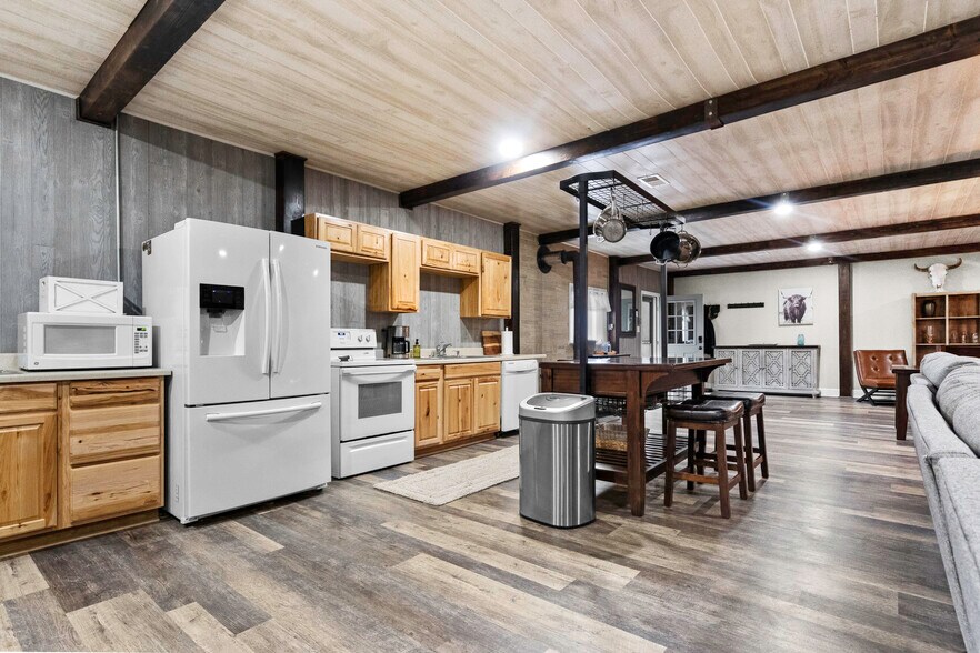 More Photos Of 11155 Hubbard Rd, Kansas City Flex For Sale