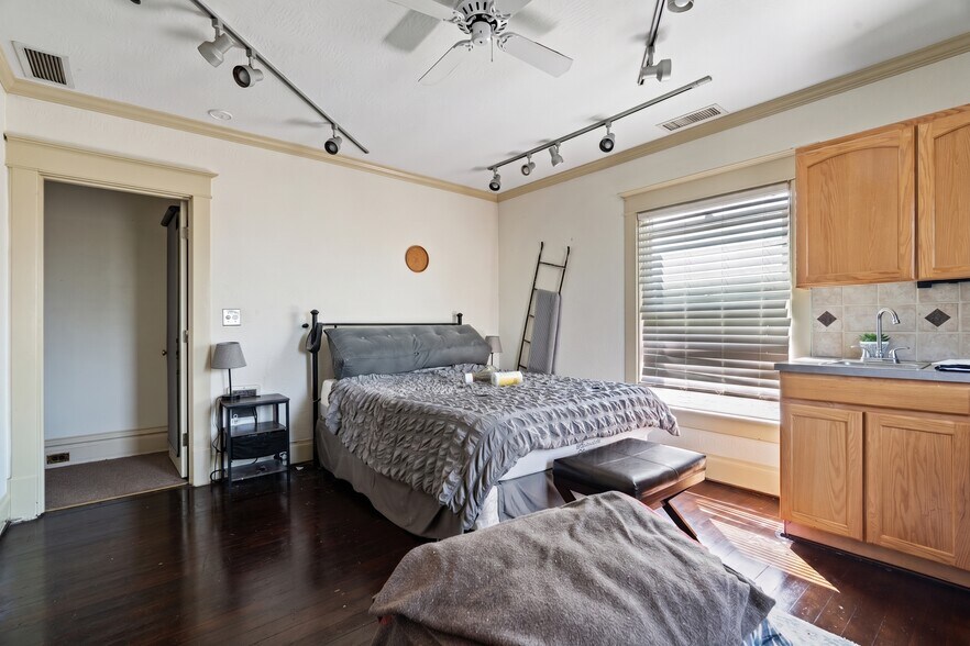 More Photos Of 707 NE 5th St, McMinnville Office For Sale