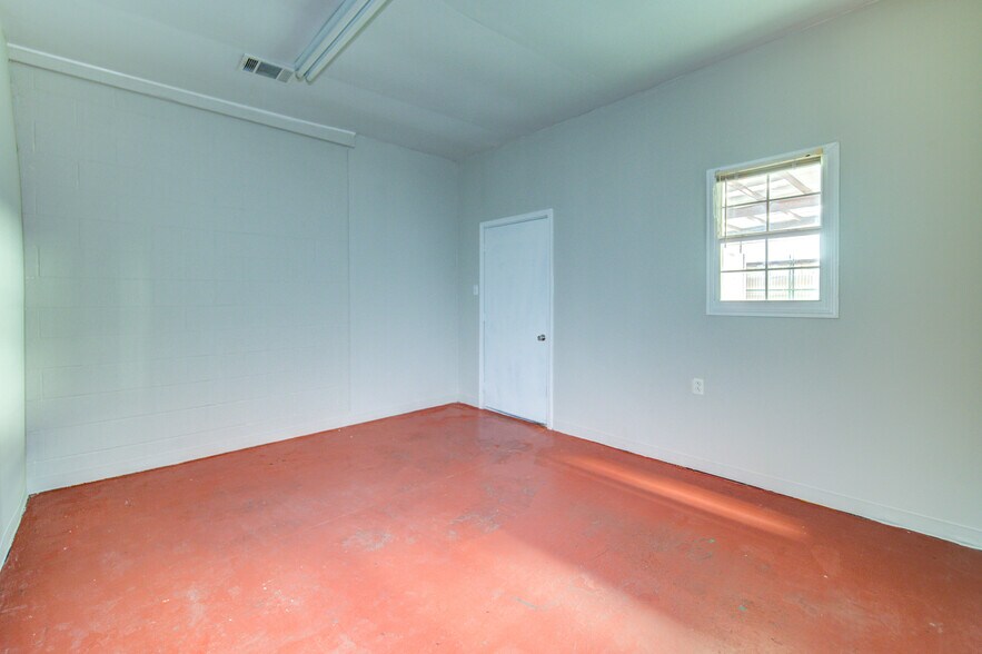 More Photos Of 9399 Summerbell, Houston Warehouse For Lease