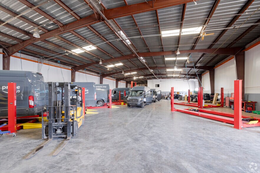 More Photos Of 1315 E Gibson Ln, Phoenix Warehouse For Lease