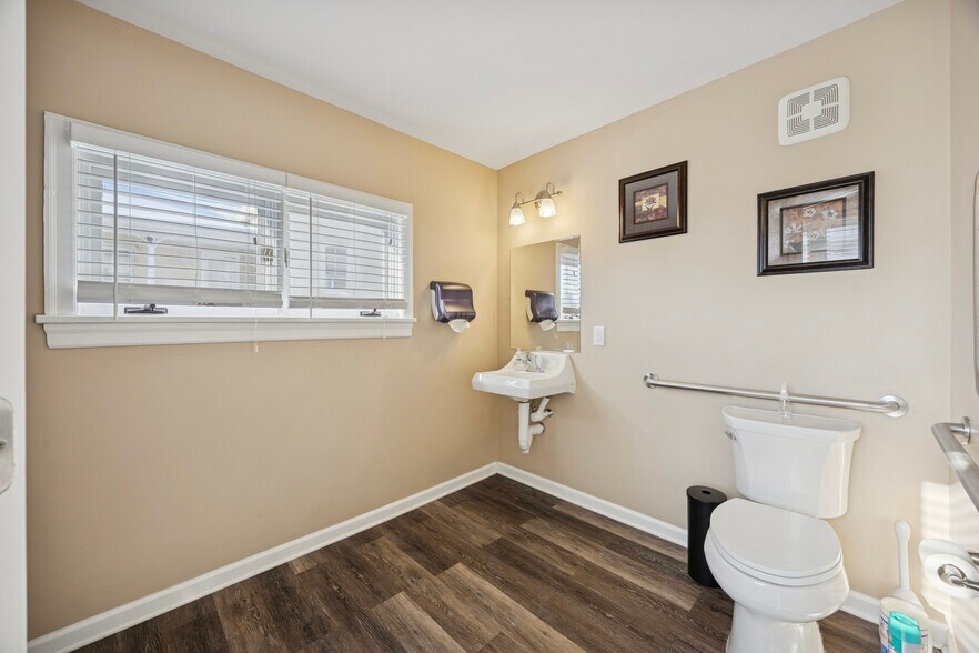 More Photos Of 46 Hilltown Pike, Line Lexington Office For Sale