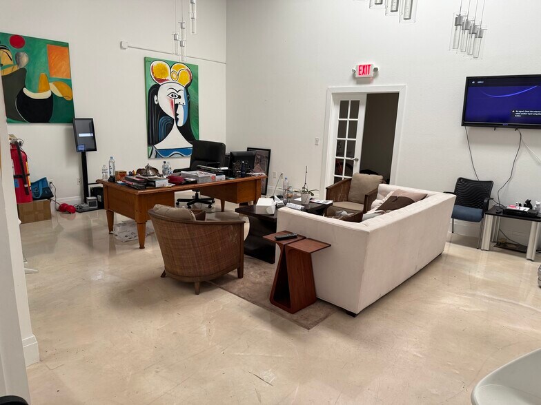 More Photos Of 7140-7176 15th St E, Sarasota Manufacturing For Lease