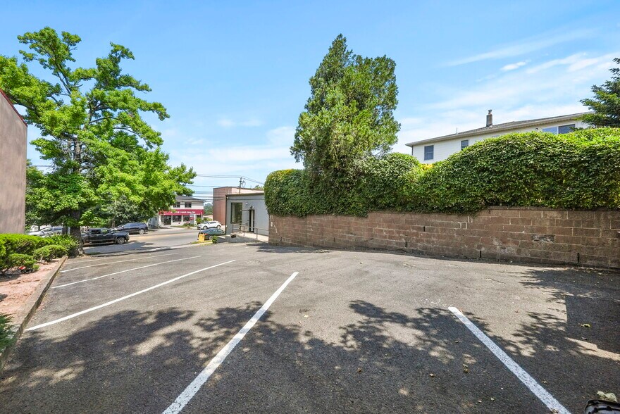 More Photos Of 530-540 Bergen Blvd, Ridgefield Office For Sale