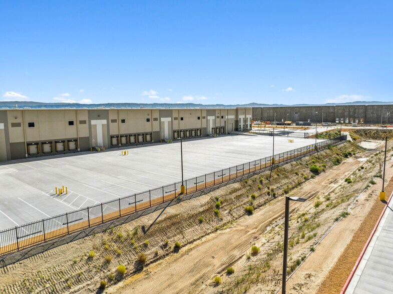 More Photos Of 46950 N 45th Street W, Lancaster Distribution For Lease