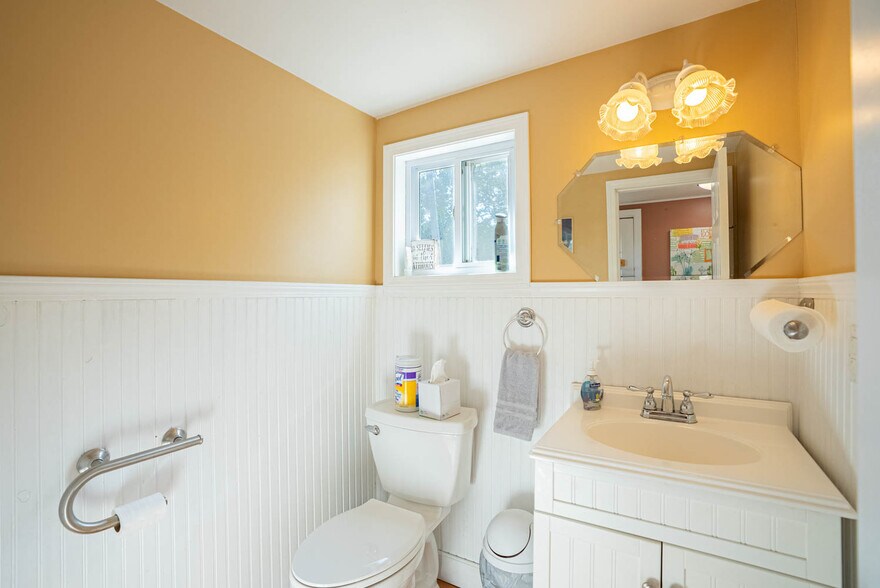 More Photos Of 8 Sunset Hills Ct, Sunrise Beach Storefront For Sale