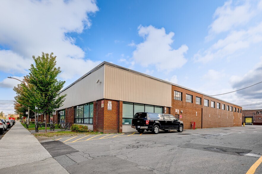 More Photos Of 1310-1370 Rue Chabanel O, Montréal Warehouse For Lease