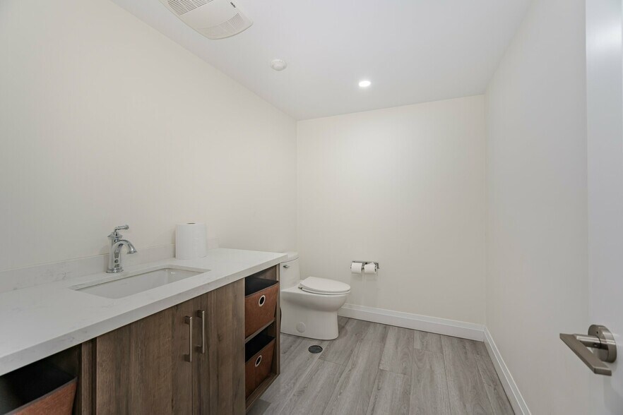 More Photos Of 140-160 Derry Rd E, Mississauga Office For Sale