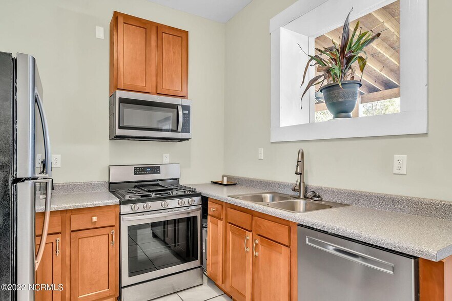 More Photos Of 803 Dawson St, Wilmington Storefront Retail Office For Sale