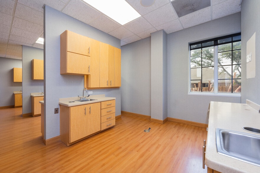 More Photos Of 1735 Keller Springs Rd, Carrollton Medical For Lease
