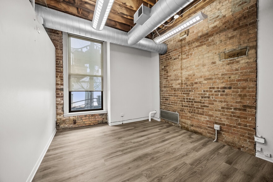 More Photos Of 222 W Ontario St, Chicago Loft Creative Space For Lease