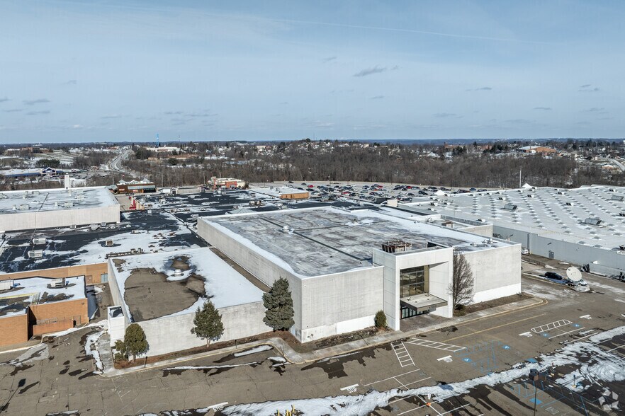 More Photos Of 100 Mall Dr, Steubenville Department Store For Lease