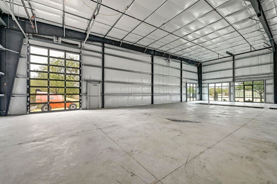 More Photos Of 300 Co Rd 199, Hutto Flex For Lease