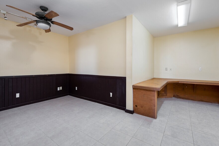 More Photos Of 420 NE 3rd Ave, Cape Coral Warehouse For Lease