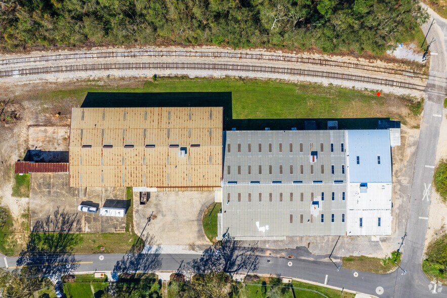 More Photos Of 410 Washington St, Cantonment Manufacturing For Lease