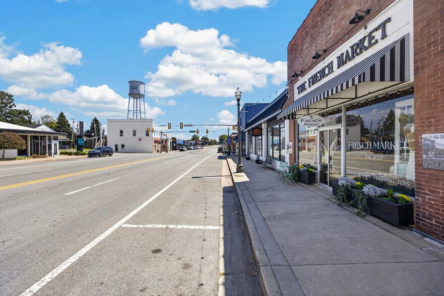 More Photos Of 107 W Commercial Ave, Monterey Office For Sale