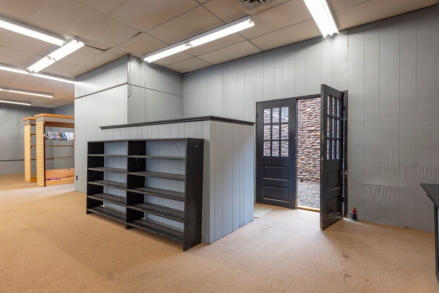More Photos Of 34 N Logan St, Marion General Retail For Lease
