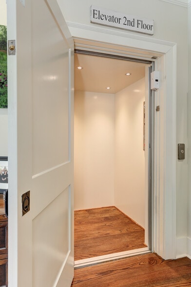 More Photos Of 2972 Lookout Pl NE, Atlanta Office Residential For Sale