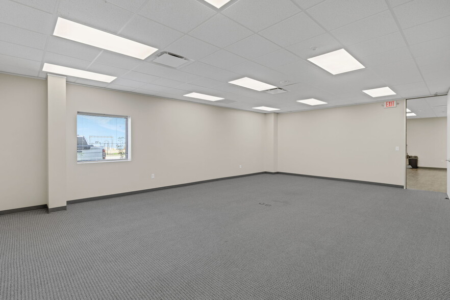 More Photos Of 8110 Parkside Ave, Baytown Warehouse For Sale