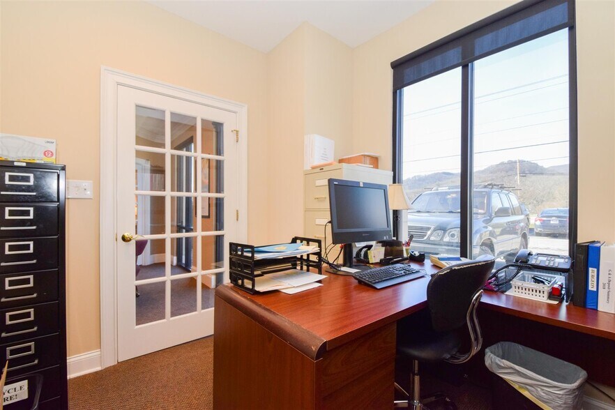 More Photos Of 2350 Electric Rd, Roanoke Medical For Lease