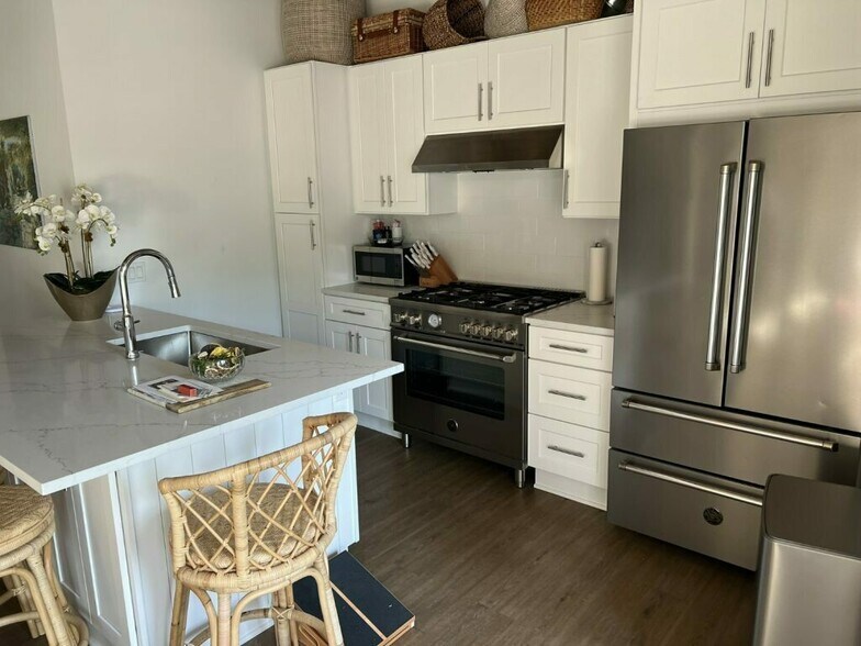 More Photos Of 1401 N Western Ave, Lake Forest Apartments For Sale