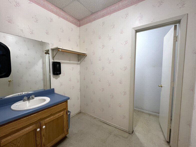 More Photos Of 220 Linda Dr, Sulphur Springs Office For Sale