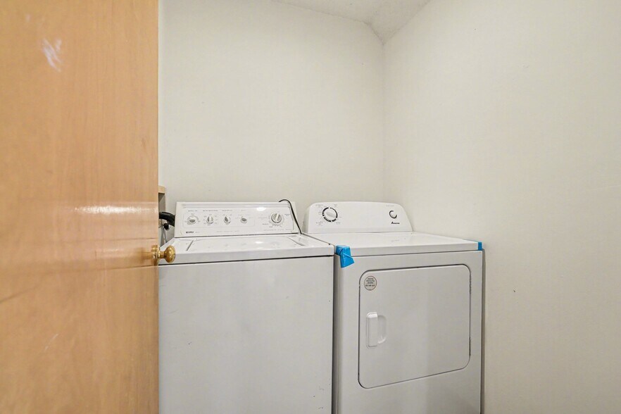 More Photos Of 209 SW Pryor Rd, Lee's Summit Multifamily For Sale