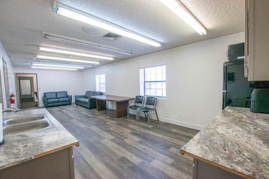 More Photos Of 519 W Western Ave, Avondale General Retail For Sale