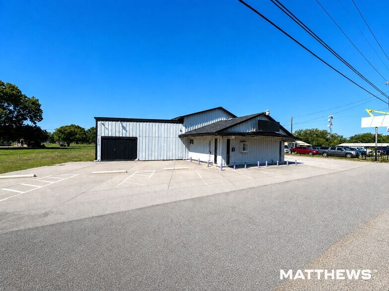 Primary Photo Of 1301 S Kaufman St, Ennis Freestanding For Lease