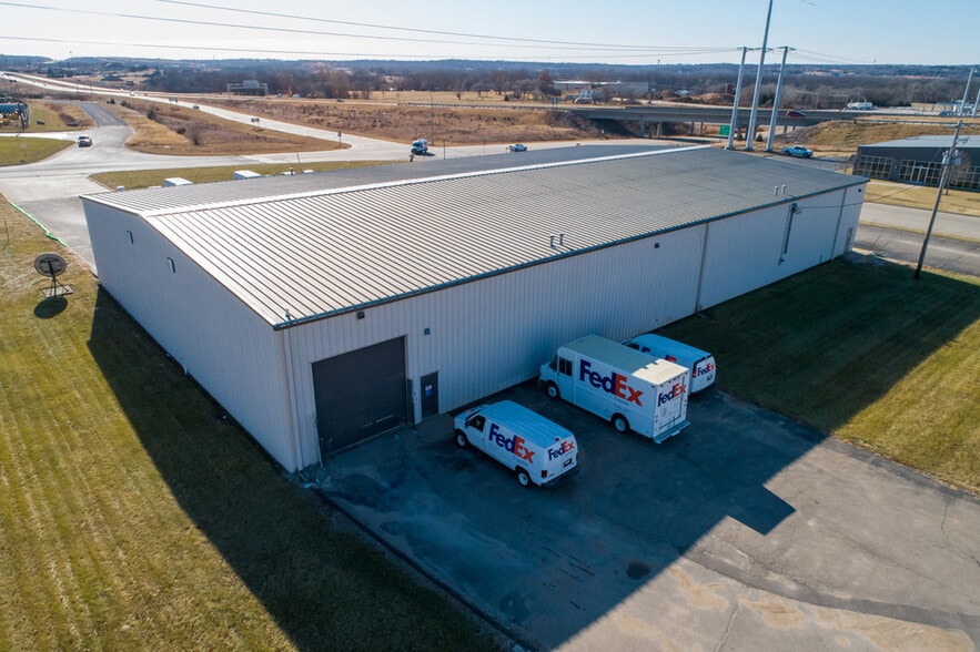 More Photos Of 1850 SW 42nd St, Topeka Distribution For Sale