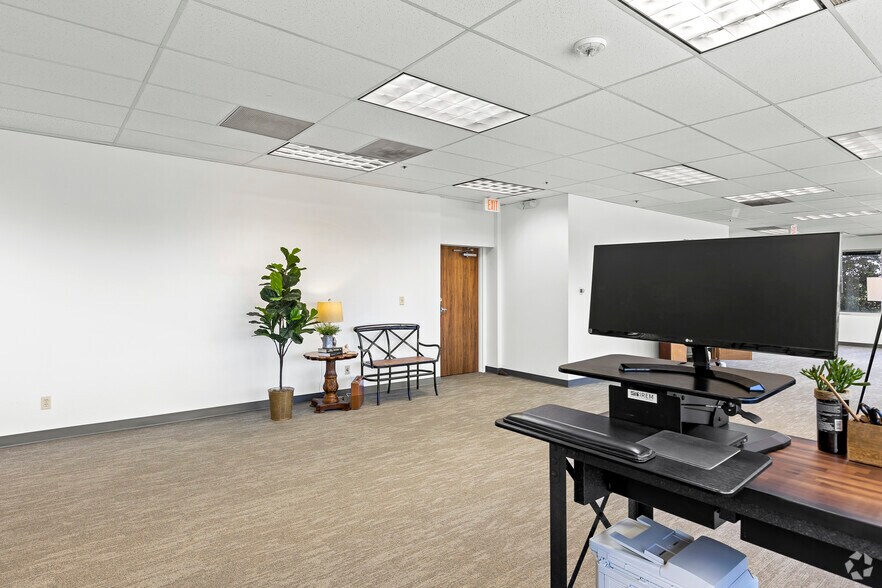 More Photos Of 8713 Airport Fwy, North Richland Hills Office For Lease