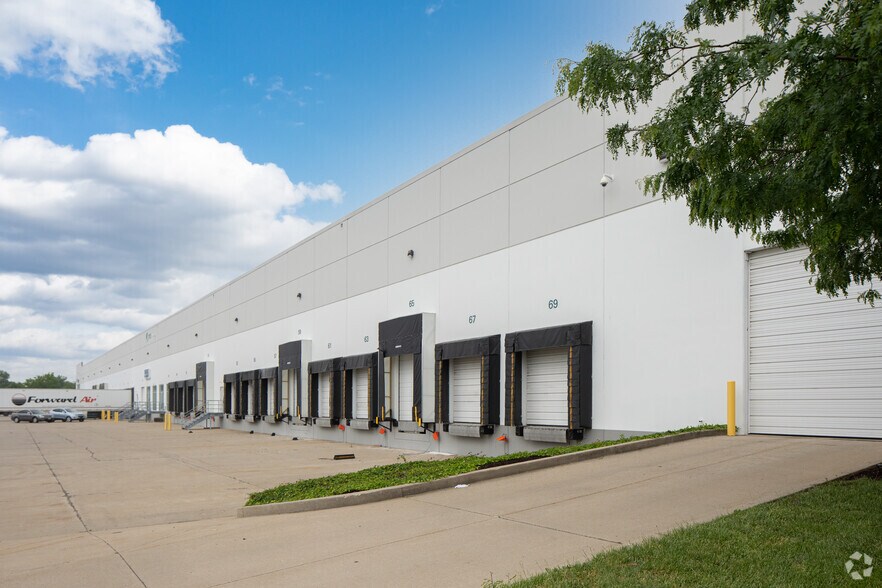 More Photos Of 1107-1133 Aviation Blvd, Hebron Distribution For Lease