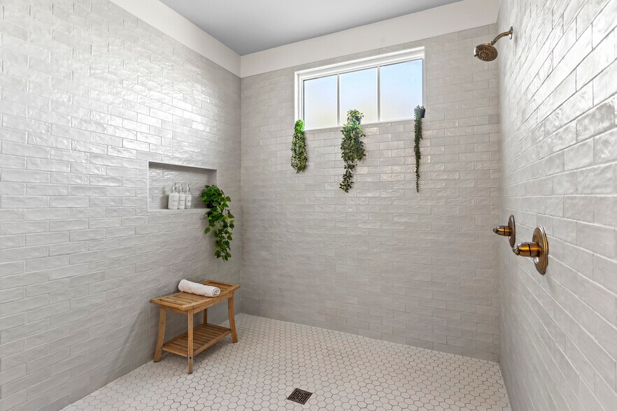 More Photos Of 782 Water St, Biloxi Office For Sale