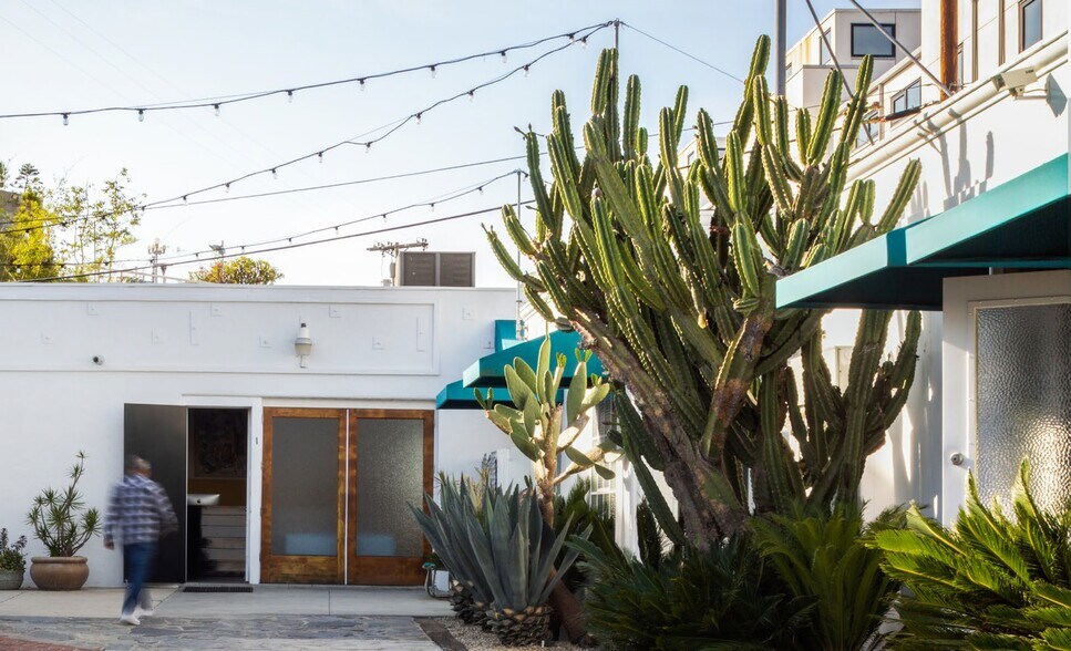 More Photos Of 891 Abbot Kinney Blvd, Venice Loft Creative Space For Sale