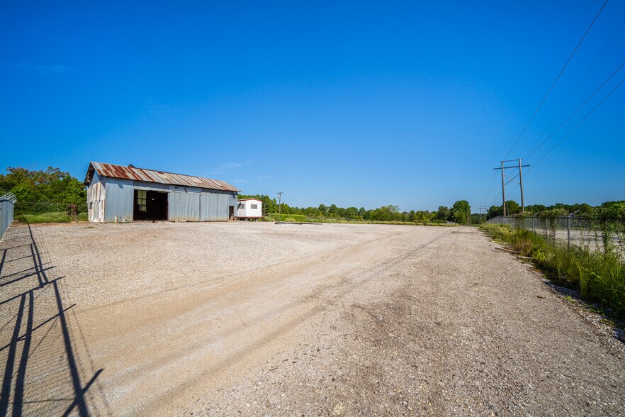 More Photos Of 2103 E SH 31, Kilgore Warehouse For Lease